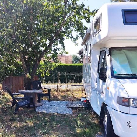 Charmant Camping-Car A La Campagne Labessiere-Candeil 外观 照片