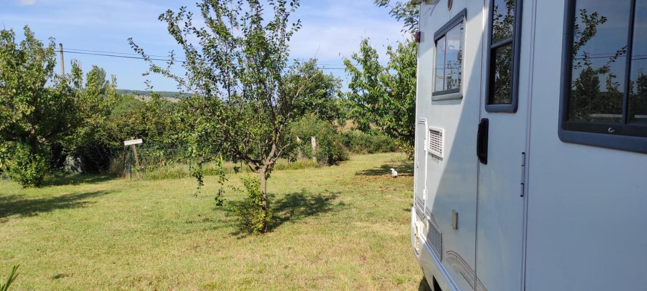 Charmant Camping-Car A La Campagne Labessiere-Candeil 外观 照片